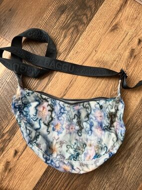 BAGGU X COLLINA STRADA MEDIUM NYLON CRESCENT BAG - BLUE THORNS